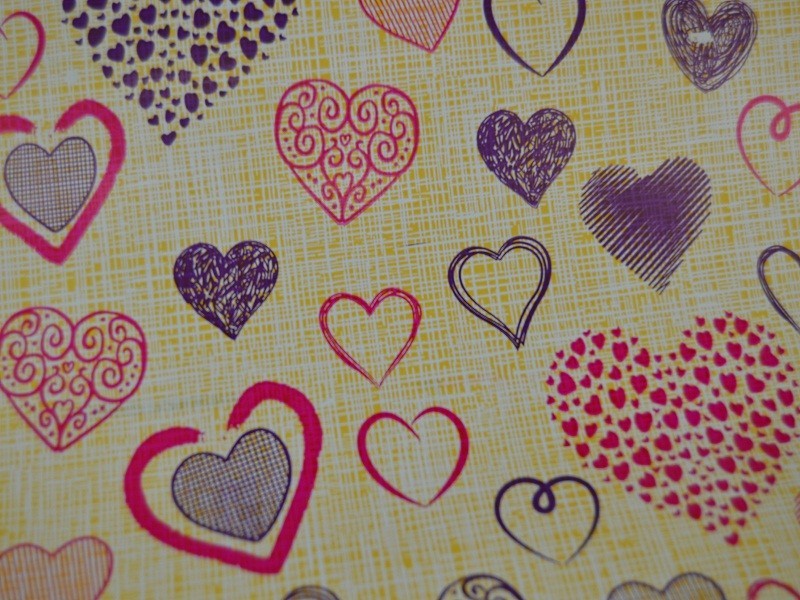 Papel de Regalo Fondo Amarillo Con Corazones 62CM 4 KG