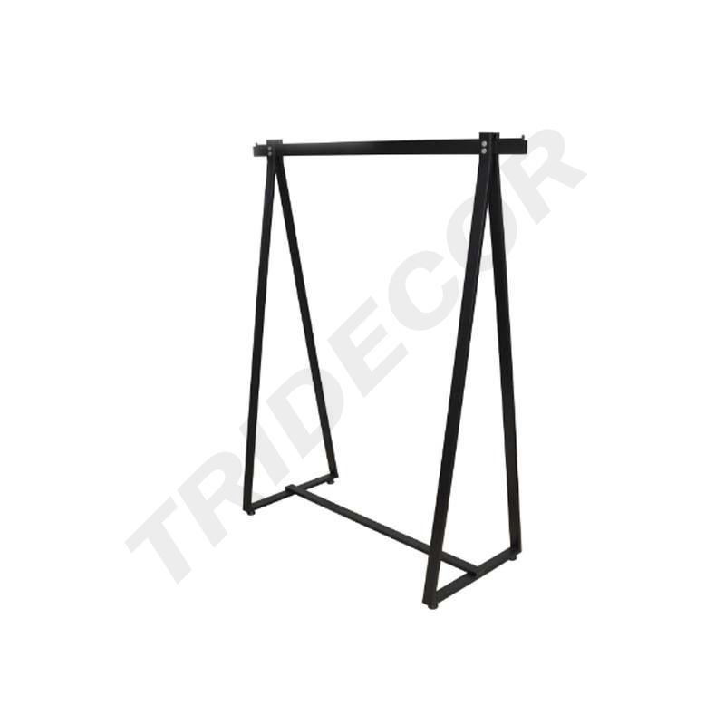 Perchero De Forma Triangular Color Negro Mate 150X120X48Cm