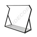 Cuier din metal negru pe lateral cu bord de lemn