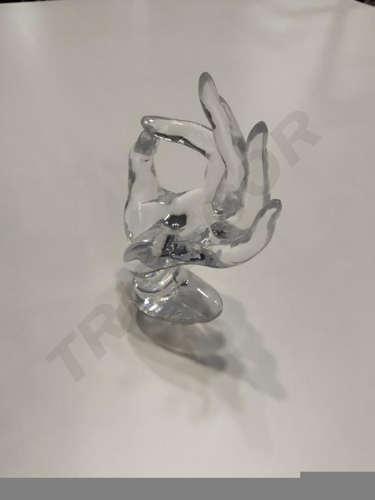 Anneau translucide en forme de main en acrylique