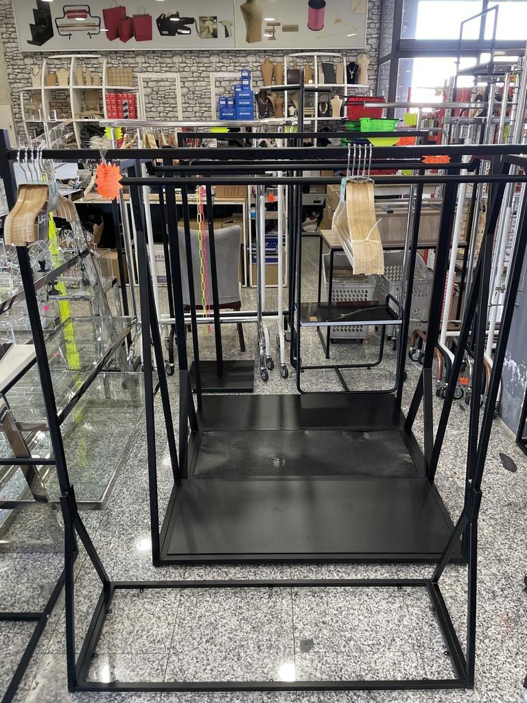 Appendiabiti con tubo quadrato nero