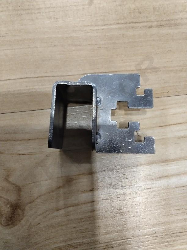 单鱼尾扁管托中间 Soporte para cremallera centro simple