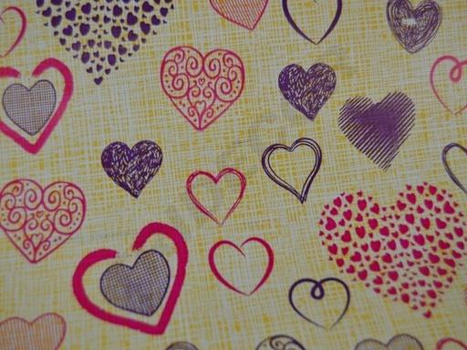 [014176] Papel de Regalo Fondo Amarillo Con Corazones 62CM 4 KG